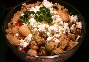 Unser couscous-Bohnensalat für Zwischendurch ist fertig. Wohl bekomms!