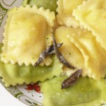 Bio-Ravioli Olive-Feta und Spinat-Ricotta mit Salbei-Butter für Freunde des buttrigen Genusses.