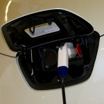 Nissan Leaf Weiss Steckdose mit Ladekabel