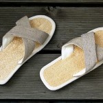 Zimt-Sandalen mit Kreuzriemen und Luffa Fußbett