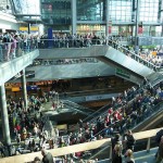 Menschenmassen strömen aus dem Hbf