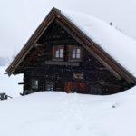 Die Perner-Hütte tief verschneit