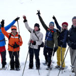 begeisterte Schneeschuhwandertruppe